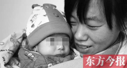 鄭州兒童福利院工作人員，小心地照看著一名體型瘦小的棄嬰