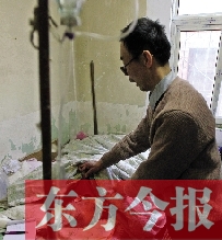 54歲的老楊把自己當做護士，不離不棄照顧著已成“植物人”的母親