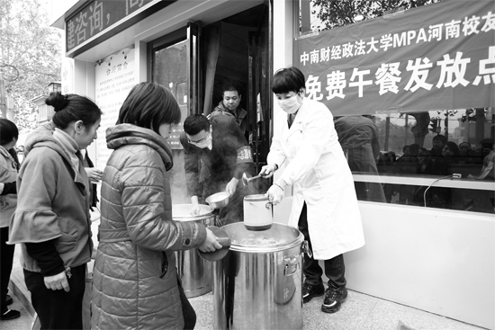 鄭州市經(jīng)一路和緯五路交叉口，免費(fèi)午餐吸引了很多人排隊(duì)