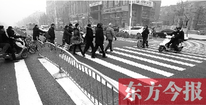 昨日，鄭州市建設(shè)路百花路口，馬路斑馬線被交通護欄隔斷
