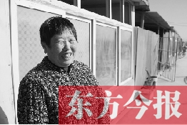 在京水村的臨時(shí)過(guò)渡區(qū)內(nèi)，一位大媽在儲(chǔ)存大白菜