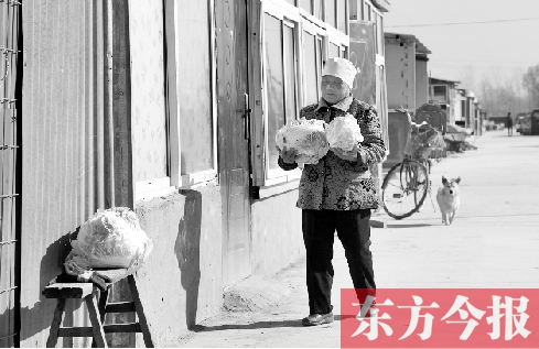 在京水村的臨時(shí)過(guò)渡區(qū)內(nèi)，62歲的村民白小英對(duì)未來(lái)的生活充滿期待
