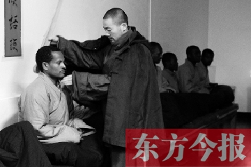 少林功夫講究禪武合一，坐禪當(dāng)然少不了,別看就是坐坐，姿勢(shì)都要師傅教