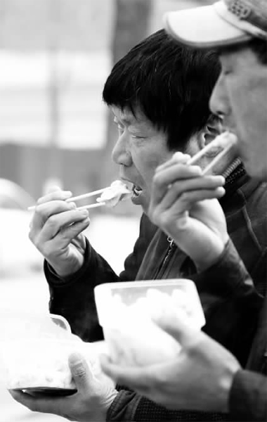 昨天，幾十名網(wǎng)友響應(yīng)王孝力的號召，送餃子給鄭州市南陽路立交橋下的務(wù)工人員