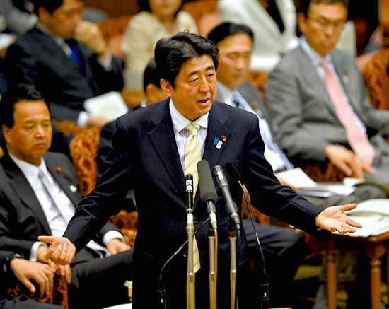23日，安倍在參議院預(yù)算委員會發(fā)表講話。