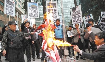  25日，首爾，韓國民眾舉行集會，抗議日本首相安倍晉三否認侵略歷史、袒護內閣大臣參拜靖國神社。