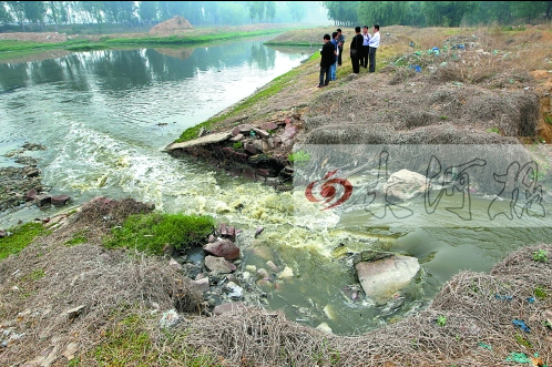 馬頭崗污水處理廠一處溢流口排放污水，異味明顯。
