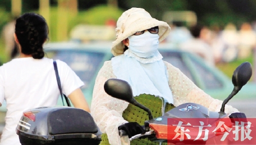 　昨日，鄭州街頭，一些女士全副“捂”裝，只為防暑防曬