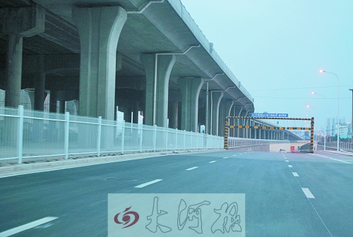 下穿隧道限高3米，不影響公交車通行。