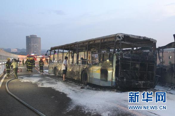　　這是6月7日拍攝的廈門高架路上的快速公交起火事故現場。新華社發(fā)