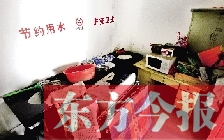 廁所進(jìn)門中廳，擺放著灶臺(tái)、餐桌、床鋪等，乍一看像個(gè)客廳