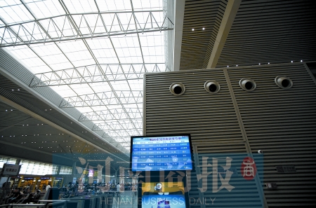 　鄭州東站三樓候車大廳，雖然空調(diào)處有涼風(fēng)吹出，但陽光通過頂棚照進，導(dǎo)致整個大廳的空調(diào)制冷效果不明顯