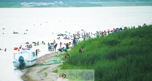 龍湖成為“第一浴場”，對市民是堵還是疏值得探討。