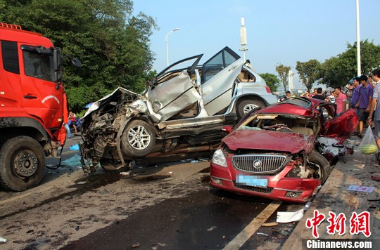 　　8月27日，四川宜賓城區(qū)濱江環(huán)線公路發(fā)生一起3車連環(huán)相撞的交通事故，已致4死2重傷。目前，2名重