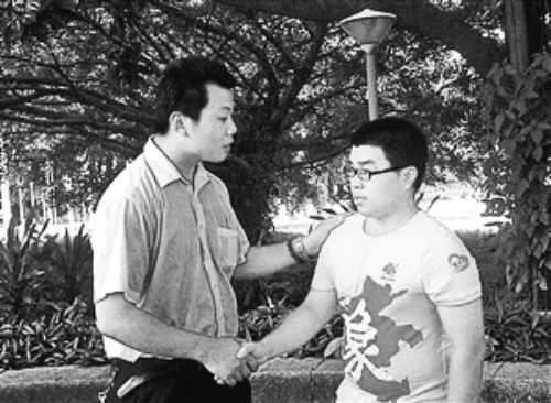 　王強（左）幫助的林富軍，今年考上了深圳大學(xué)。