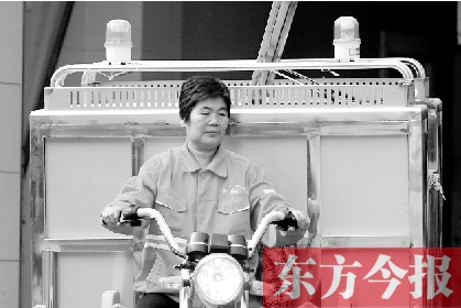 鄭州市金水區(qū)目前發(fā)放的第一批30輛新垃圾清運(yùn)車，已投入使用