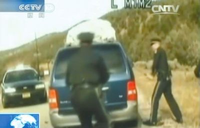 費(fèi)雷爾再次上車，警察拿警棍砸車窗。