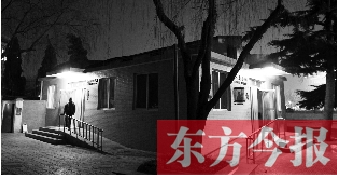 1月13日晚9點20分，鄭州市嵩山路與伊河路交叉口西北角的生態(tài)廁所依然開著燈