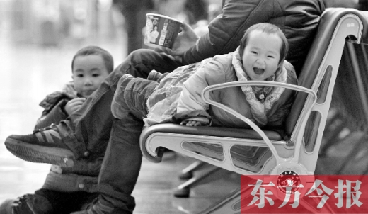 鄭州東站候車長椅上，哈哈，馬上回家過年有禮物收了