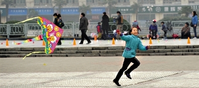 昨日，省會(huì)天氣晴好，春意盎然。上午，在綠城廣場(chǎng)，一個(gè)小女孩在快樂(lè)地放風(fēng)箏。