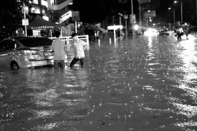 3月30日晚，深圳市區(qū)不少地段因暴雨積水，導(dǎo)致一些車輛在水中熄火。