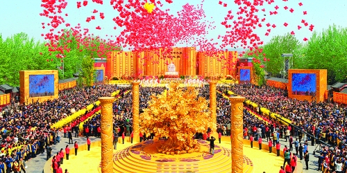癸巳年黃帝故里拜祖大典于4月12日上午在新鄭舉行，來自海內(nèi)外的炎黃子孫，共同祭拜中華民族的人文始祖軒