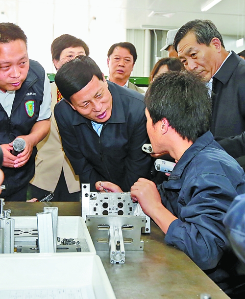 4月24日，省委副書記、省長謝伏瞻在濟源虎嶺產(chǎn)業(yè)集聚區(qū)考察。