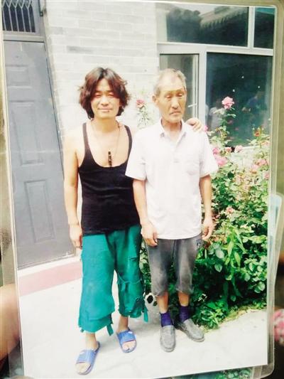 拍片間隙，王寶強與楊林貴在片場合影