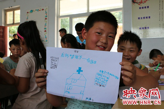 在以“中國(guó)夢(mèng)”主題 的繪畫(huà)課堂上，孩子們寫(xiě)下了自己的夢(mèng)想