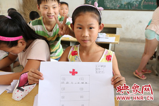 在以“中國(guó)夢(mèng)”主題 的繪畫(huà)課堂上，孩子們寫(xiě)下了自己的夢(mèng)想