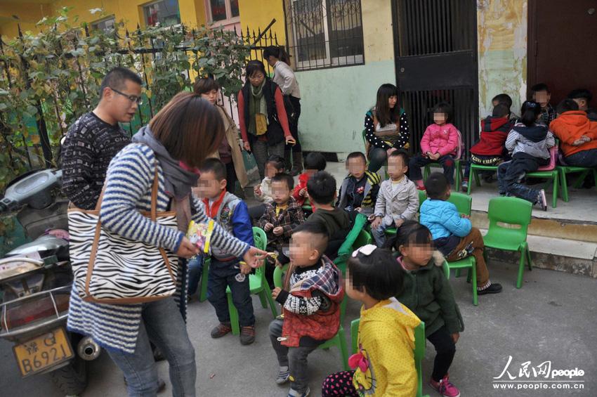 河南駐馬店市高新區(qū)一休幼兒園大門外聚集了數(shù)十位孩子家長,他們是來送孩子上學(xué)的,可是幼兒園大門卻被兩輛面包車里外堵死。周一一大早就遇到這事,不少家長特意給單位請假替孩子討要說法。