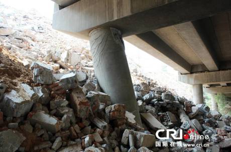 鄭州一橋墩被壓斷 村民阻車(chē)遭槍擊