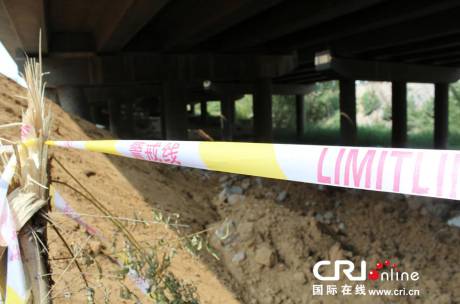 鄭州一橋墩被壓斷 村民阻車(chē)遭槍擊