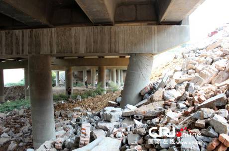 鄭州一橋墩被壓斷 村民阻車(chē)遭槍擊