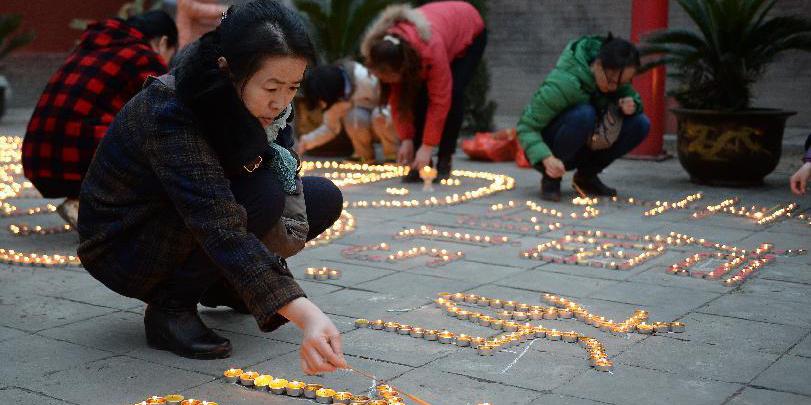 西安民眾點(diǎn)燃萬(wàn)盞酥油燈祈福新春