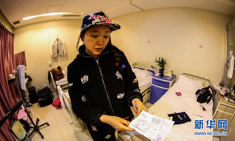 赴韓整形失敗者陳怡麗向記者展示醫(yī)療事故鑒定（4月8日攝）。