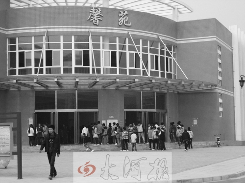 學(xué)生們排隊進(jìn)入食堂就餐，對于統(tǒng)一15元的收費(fèi)標(biāo)準(zhǔn)，不少學(xué)生和家長很不理解。