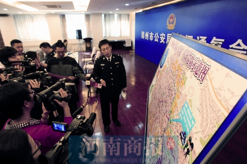警方負(fù)責(zé)人向媒體介紹戰(zhàn)果，左上圖為警方繳獲的犯罪嫌疑人作案工具 記者 王春勝/圖