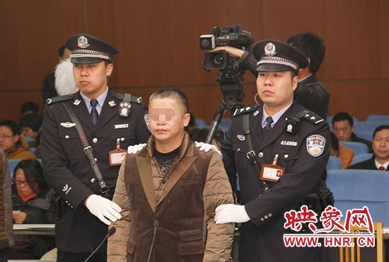 被告人被法警帶上法庭時(shí)，身上沒(méi)有戒具，也沒(méi)有剃光頭。（圖片來(lái)源于微博@豫法陽(yáng)光）