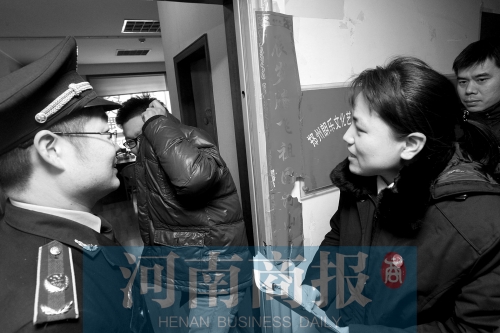 城管巡回法庭法官，到因違反城市管理的受罰當(dāng)事單位送傳票