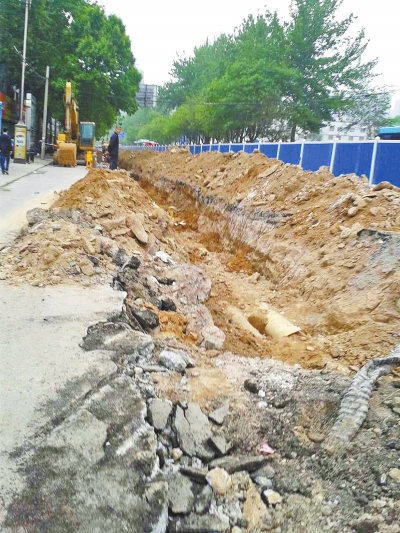 文化路大修改造工程，目前西半幅圍擋已基本鋪設(shè)到位。