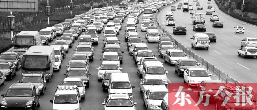 21日，鄭州市中州大道，大量擁堵的汽車將寬寬的道路變成“停車場”