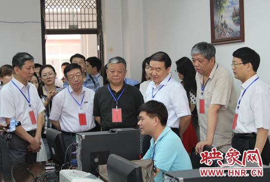 在評卷質檢組,工作人員介紹說,今年有四級質檢(即小組質檢、題組質檢、學科質檢、省質檢),確保嚴把質量