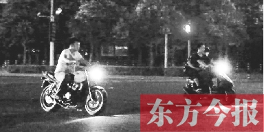6月13日零點(diǎn)后,鄭州市商務(wù)內(nèi)環(huán)路,不少年輕人騎著摩托車(chē)聚在這里飆車(chē)