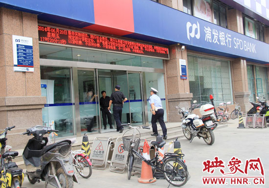 民警趕到現(xiàn)場(chǎng)了解情況。