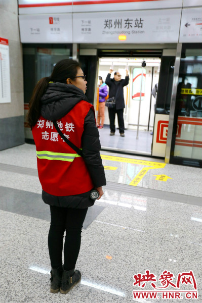 在前期的志愿工作中鄭州地鐵主要與市各大高校合作組建志愿者服務隊。
