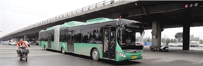 昨日上午，一輛B3快速公交測試車行駛在西三環(huán)的線路上。