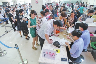 6月30日上午9時(shí)20分，鄭州市公安局出入境管理處辦事大廳內(nèi)擠滿前來辦理護(hù)照、簽證的群眾。