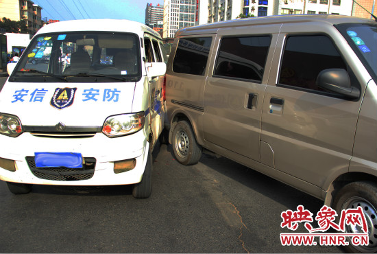 兩輛面包車(chē)也被牽連。