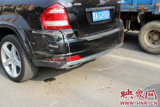 無(wú)辜奔馳越野車(chē)殘被追尾。